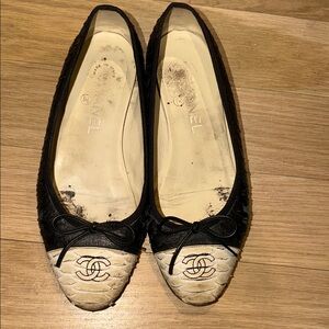 Chanel Black and Cream Women's Flats size 37